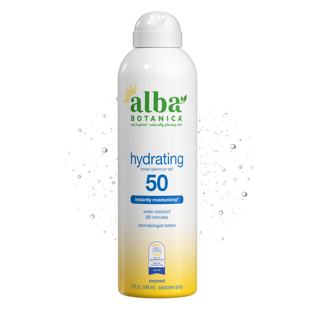 Spray solaire Alba Botanica SPF50 sur visage et corps avec parfum coco.
