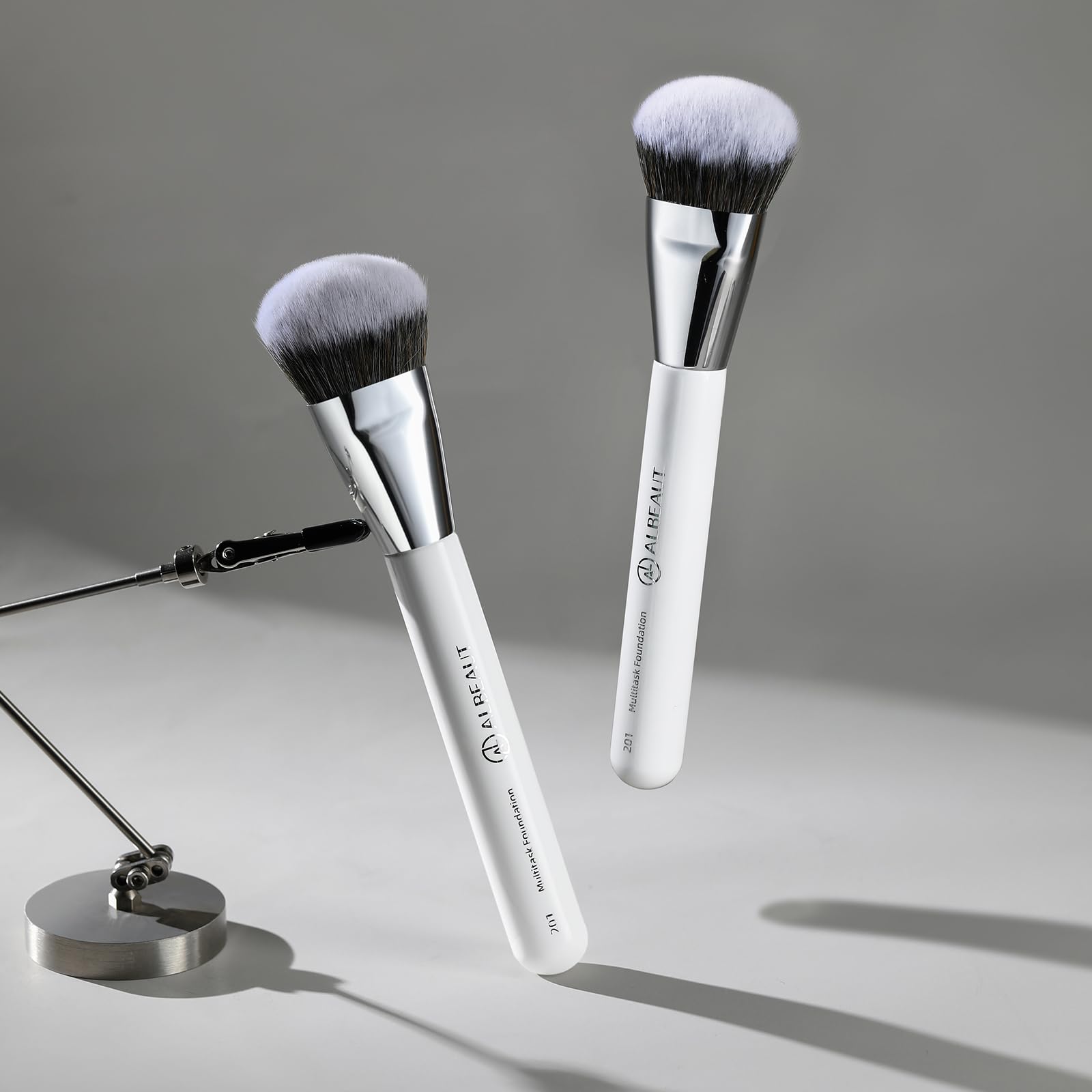 ALBEAUT 201 brosse fond crème angulaire facilite le contouring précis et naturel.