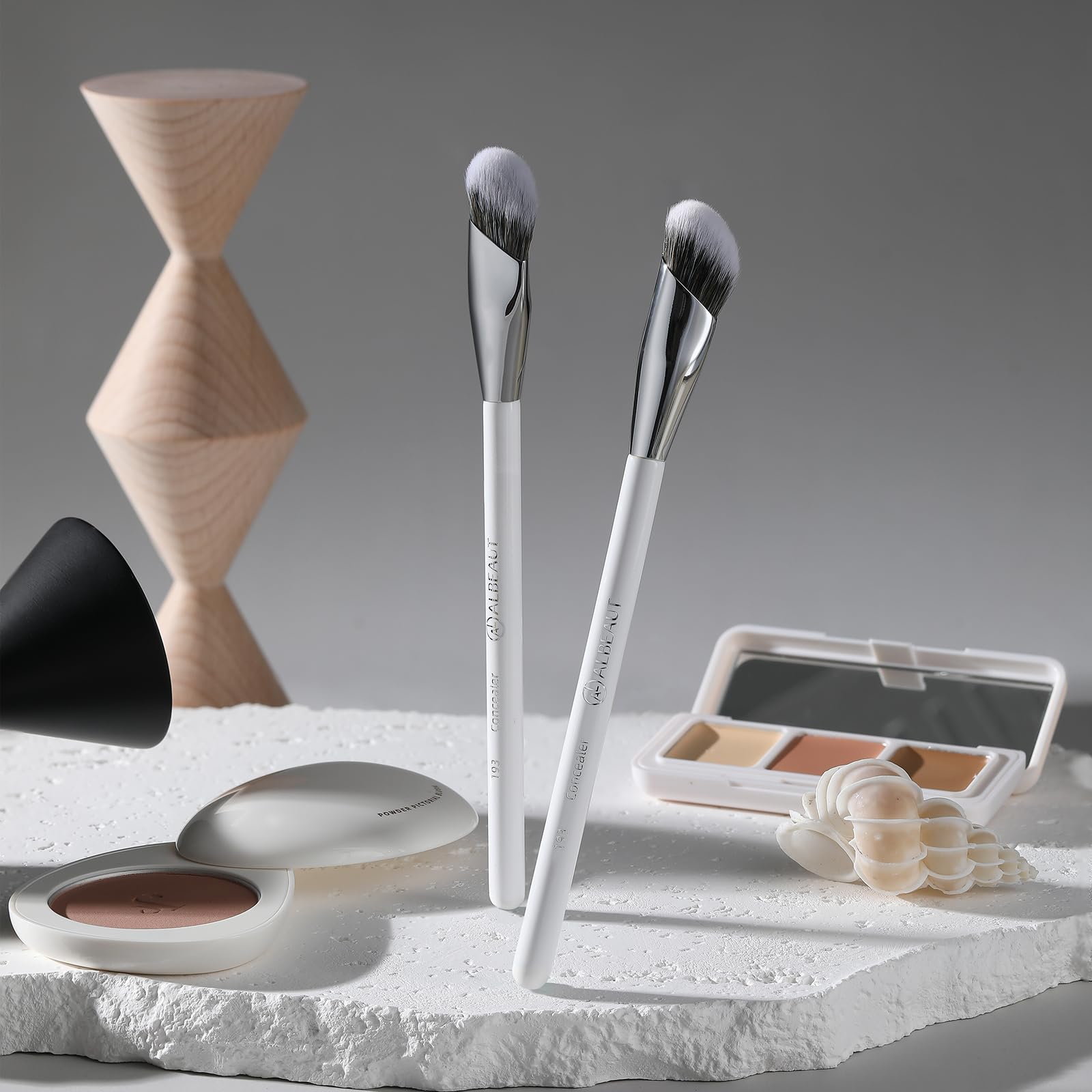 ALBEAUT pinceau concealer angulaire – estompage rapide des textures liquides ou crème.