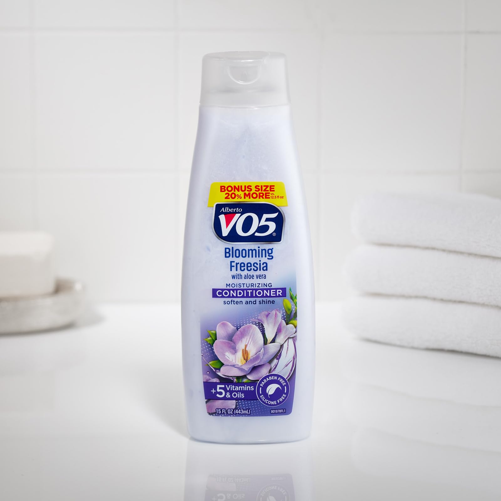 Alberto VO5 Blooming Freesia Conditionneur après lavage apporte brillance et souplesse.