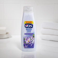 Alberto VO5 Blooming Freesia Conditionneur après lavage apporte brillance et souplesse.