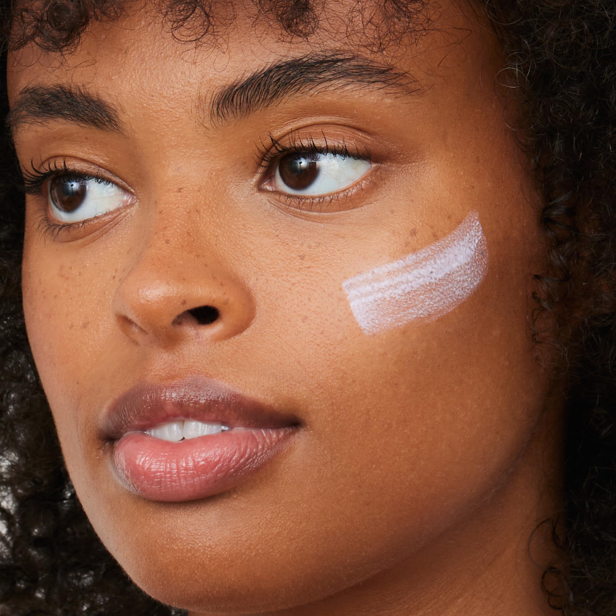 Algenist Sublime Defense avec finition matte prête pour le maquillage.