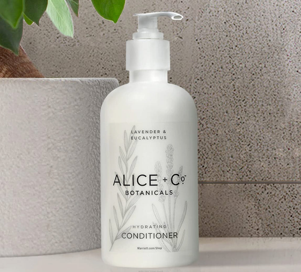 Alice + Co Bouteilles Lavande Eucalyptus avec décor floral.