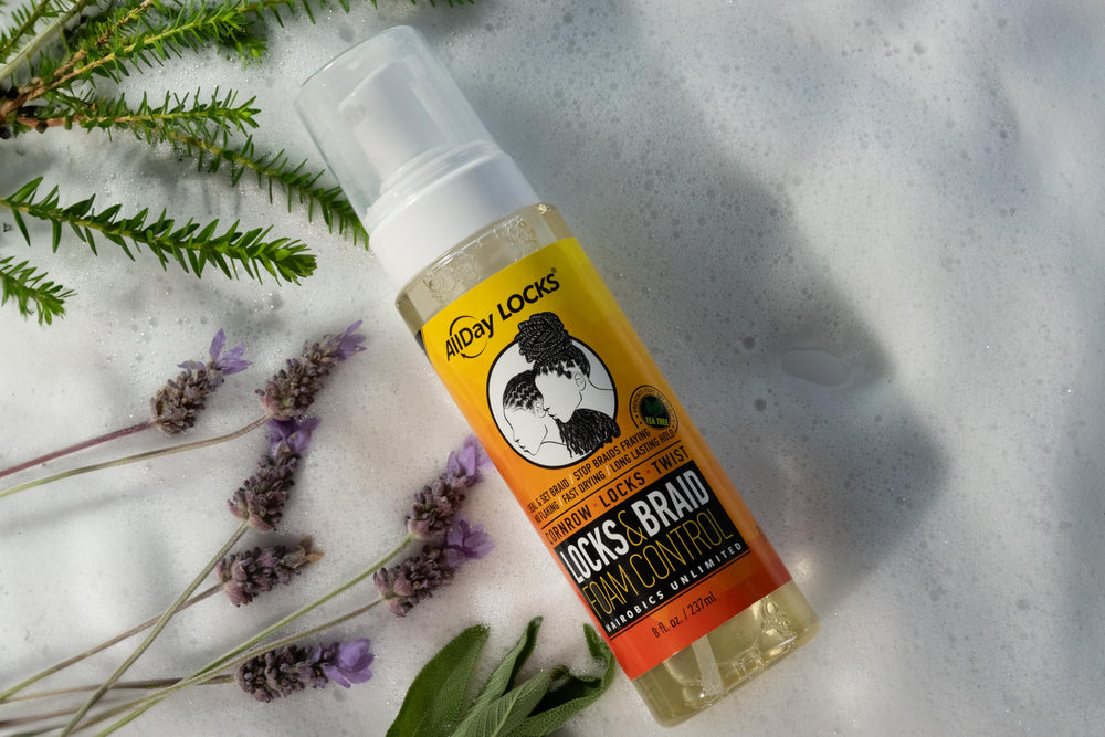 AllDay Locks Mousse – réduction des frisottis pour des cheveux plus nets.