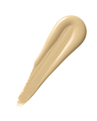 Application sur le visage avec Almay pour uniformiser le teint.