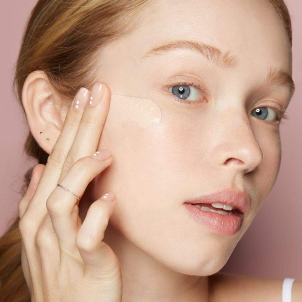 Peau plus lumineuse et éveillée après application du fond de teint Almay.