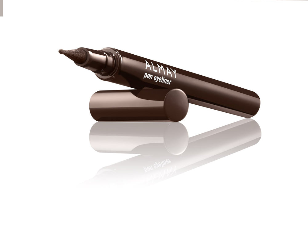Look quotidien avec le stylo trait des yeux brun Almay.