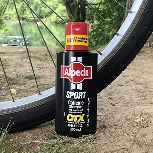Homme appliquant Alpecin CTX Sport lors d’une routine capillaire active.
