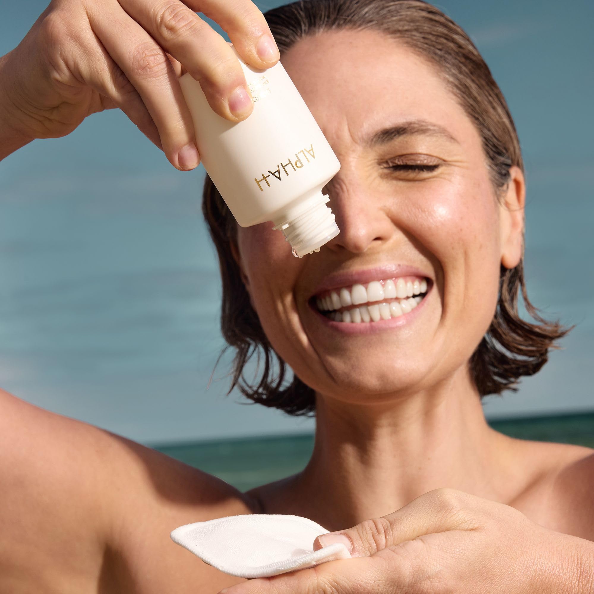 Alpha-H Liquid Gold: texture exfoliante en gros plan sur peau