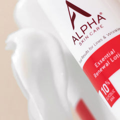 Application sur le visage avec une texture crème légère et absorbante