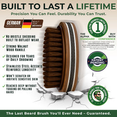 Brosse barbe Alpha Organics finition acier inox pour un look durable.