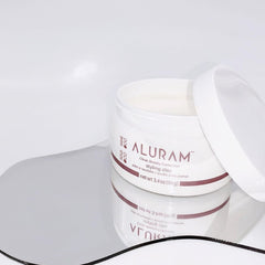 ALURAM Argile de coiffage texture-cheveux – montre l'effet naturel et flexible.
