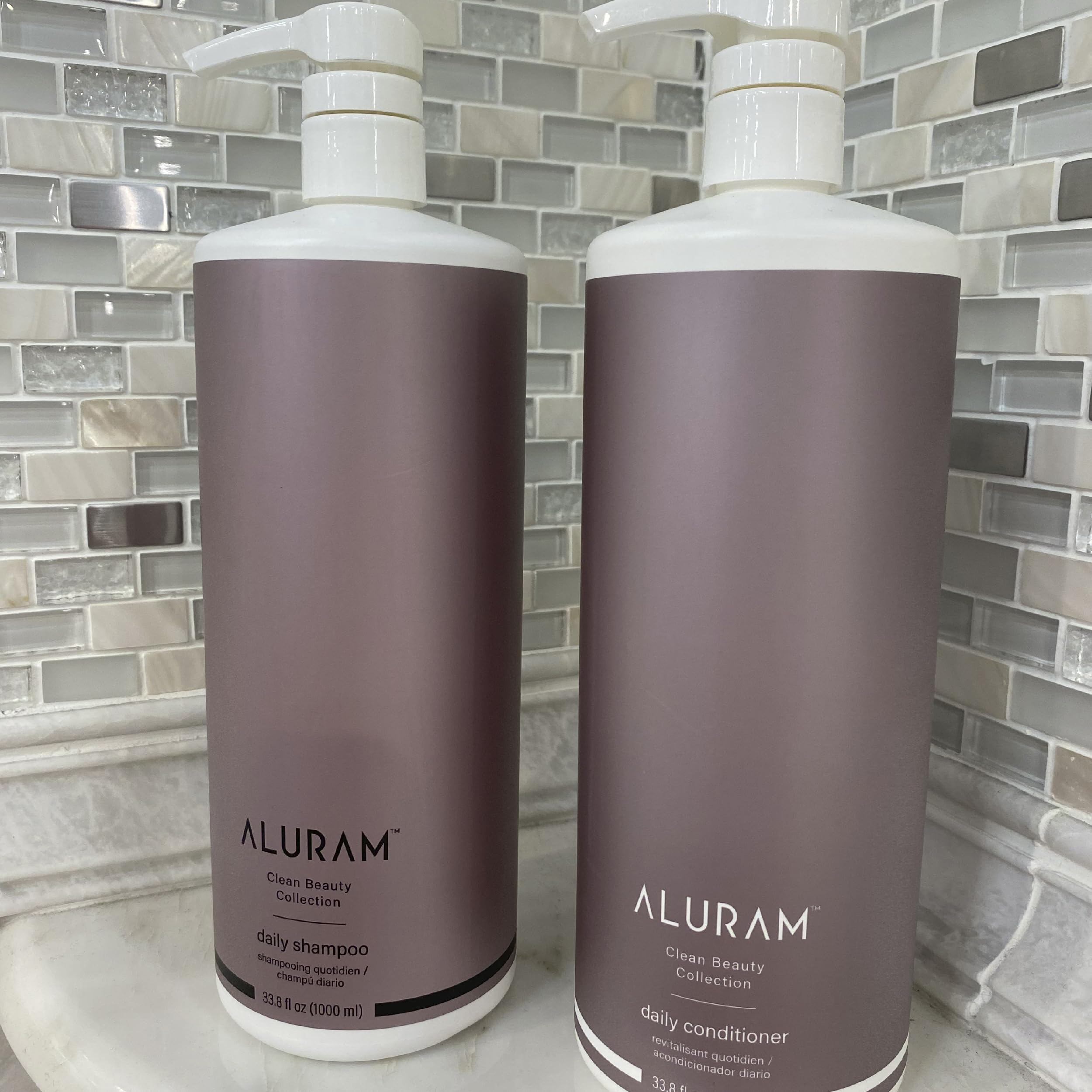 ALURAM Cheveux brillants et hydratés grâce à la formule nourrissante.