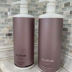 ALURAM Cheveux brillants et hydratés grâce à la formule nourrissante.