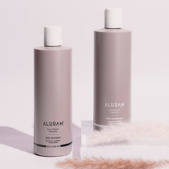 Texture crèmeuse du shampoing ALURAM pour une application douce et agréable.