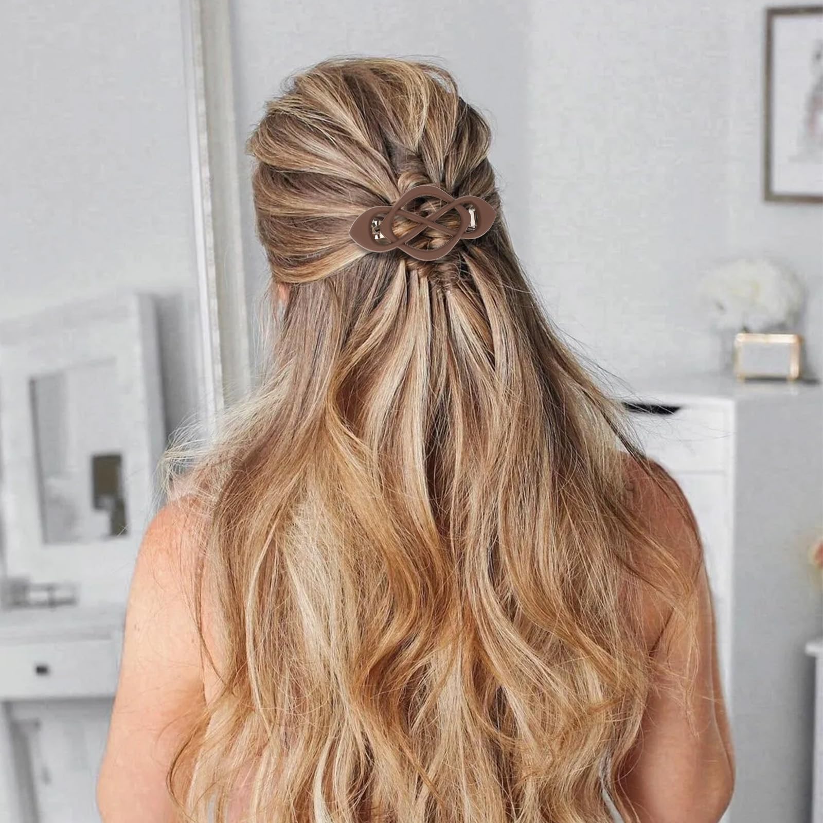 Barrettes Amariver taille moyenne, adaptées à différents types de cheveux.