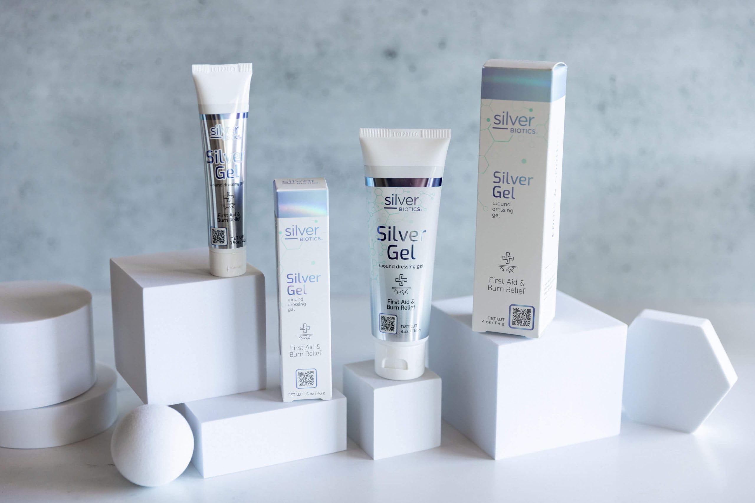 Texture crèmeuse du gel argenté Silver Biotics au toucher doux.