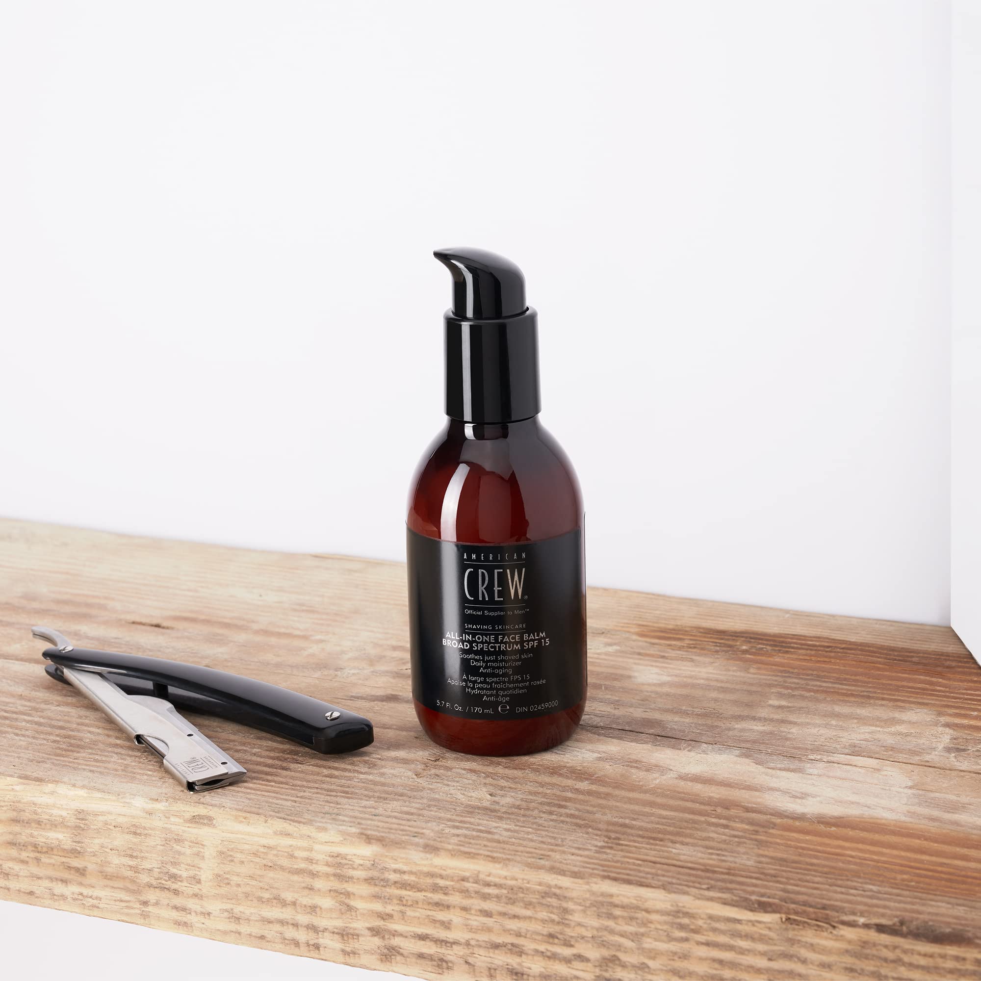 Application du baume après rasage pour apaiser la peau.