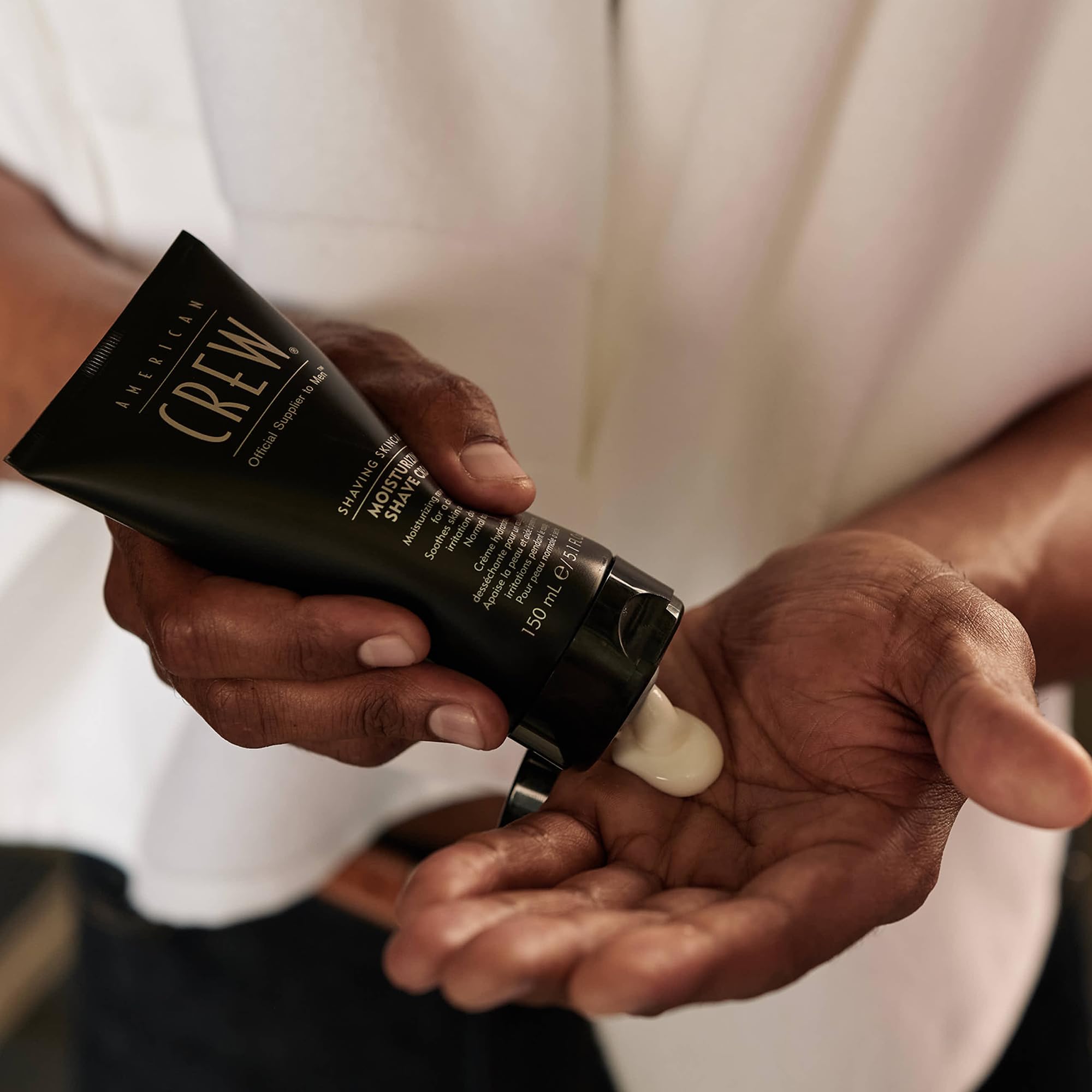 AMERICAN CREW crème de rasage: application facile sur le visage.