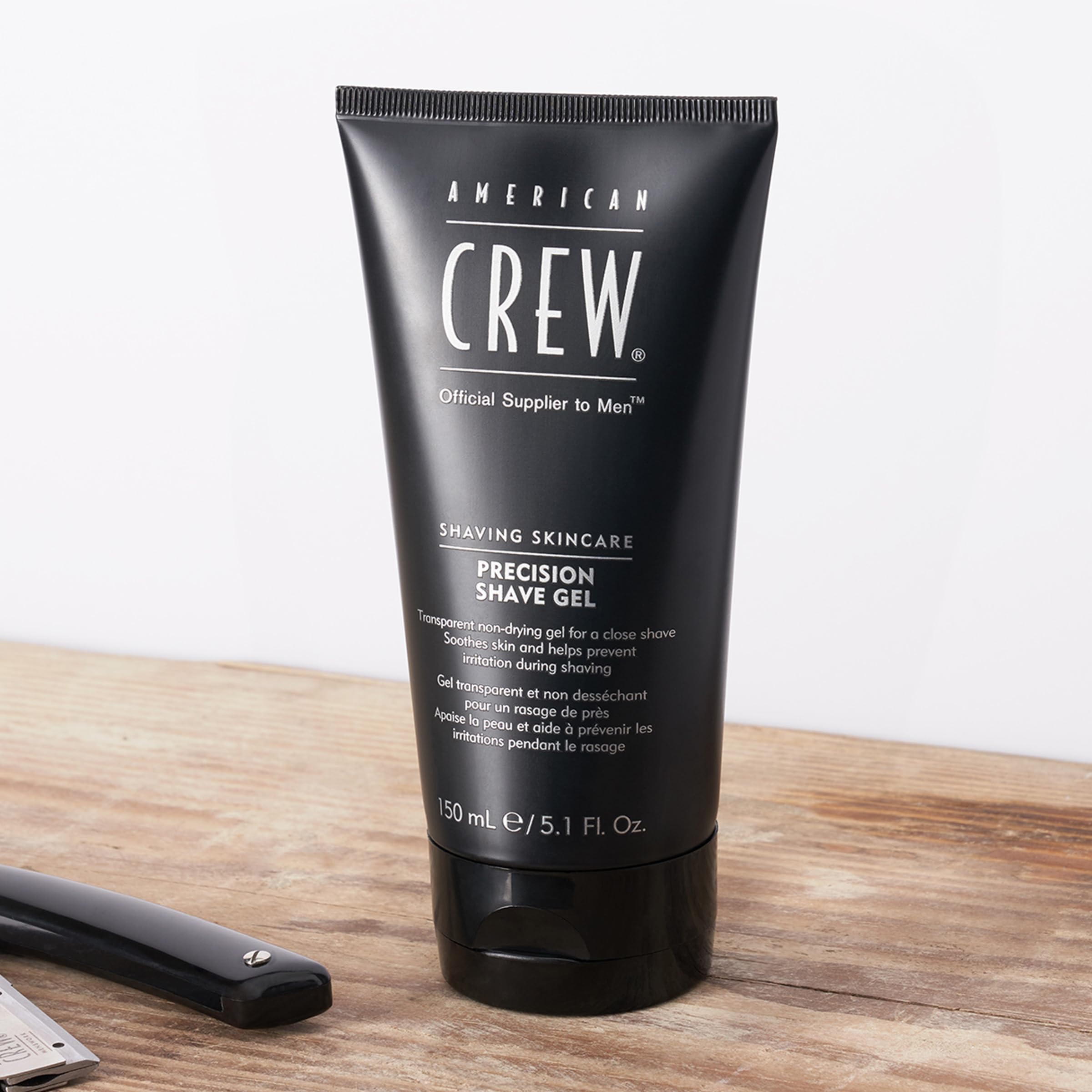 Logo AMERICAN CREW affiché, signe de soin masculin de qualité.