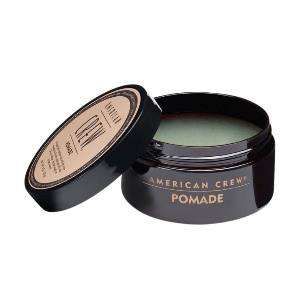 American Crew Pomade application-coiffage: idéale pour sculpter une coiffure nette.