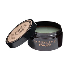 American Crew Pomade application-coiffage: idéale pour sculpter une coiffure nette.