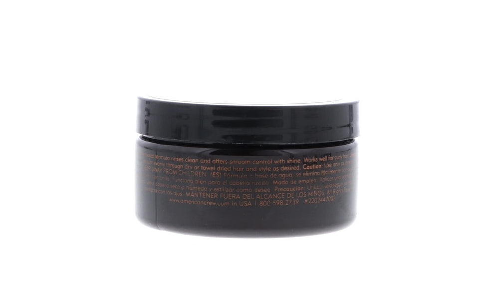 Texture cheveux homme avec pomade American Crew pour style contrôlé.