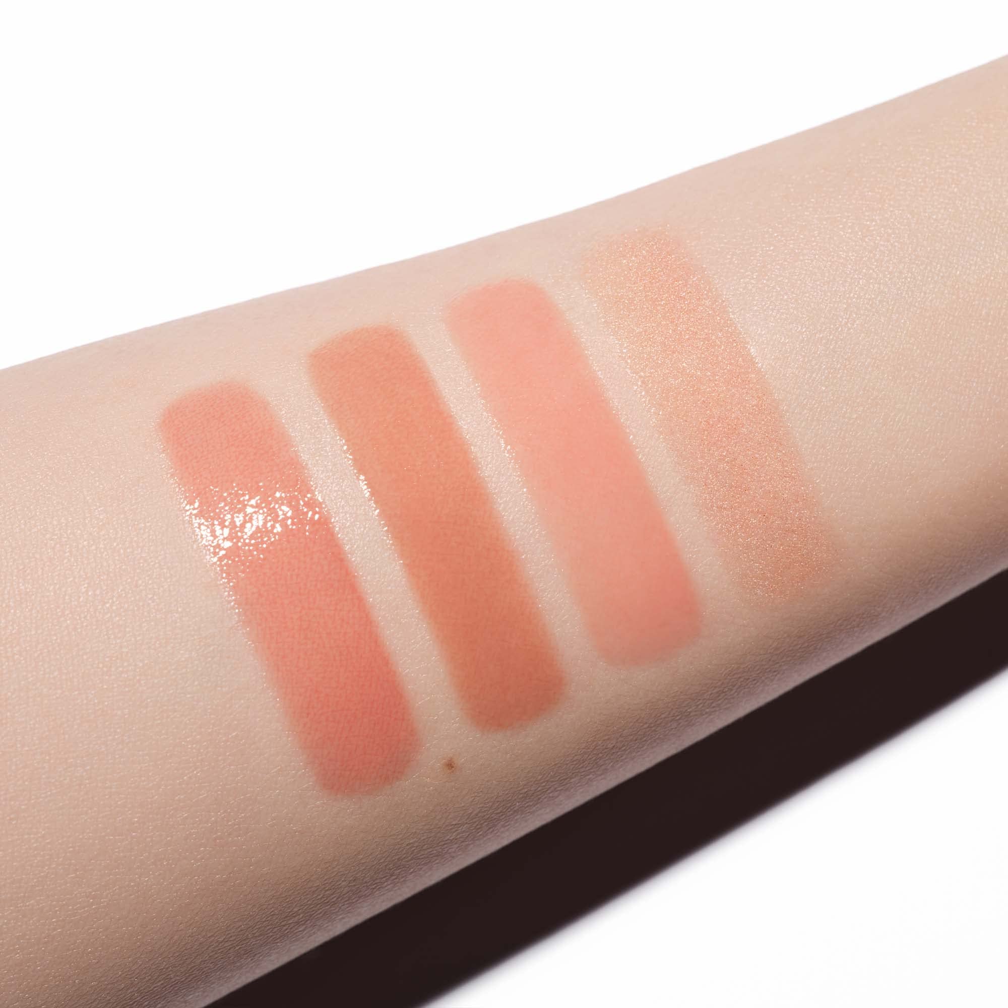 Texture fluide du gloss Lèvres Sun Baked prête pour une application douce.