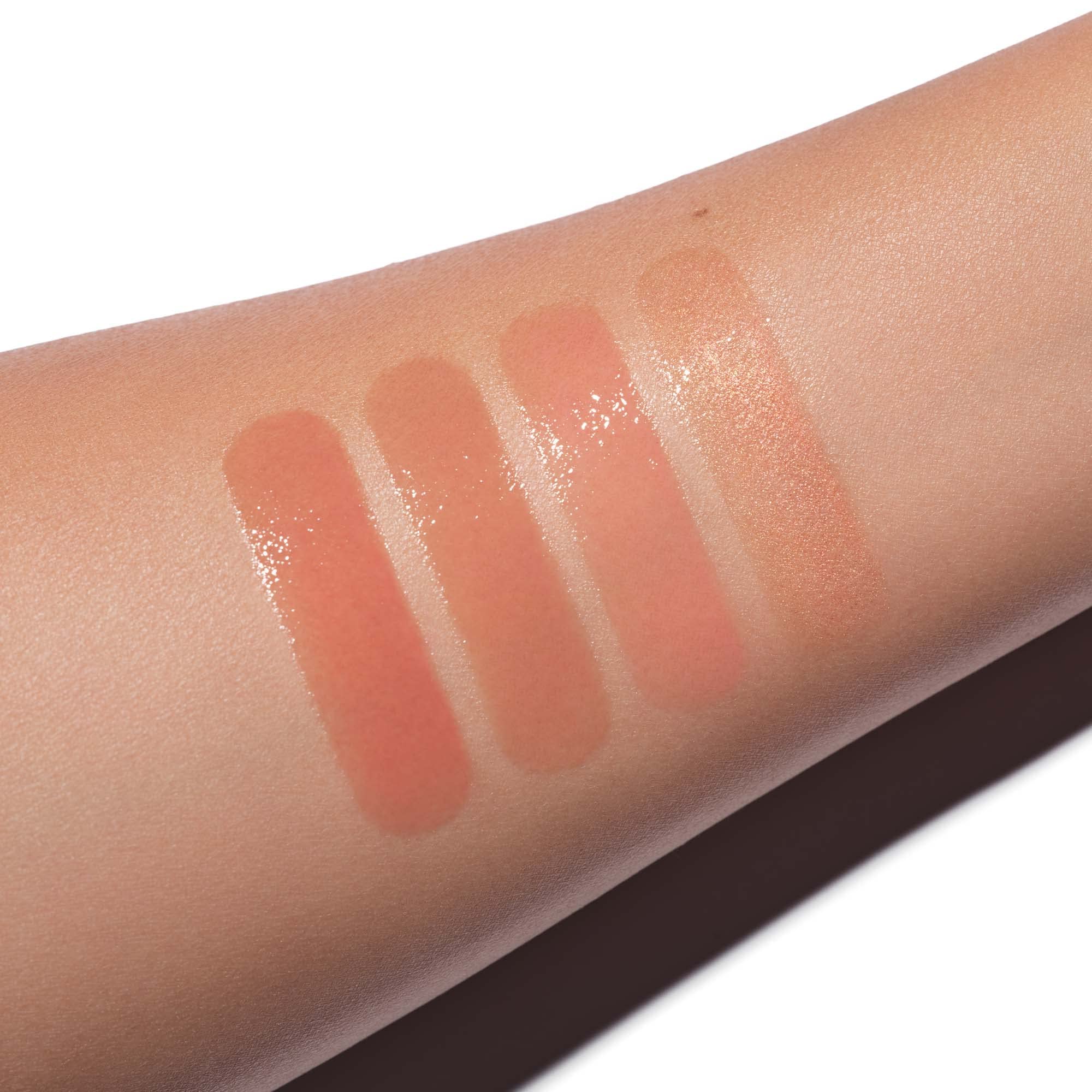 Application facile du gloss Sun Baked pour un look naturel.