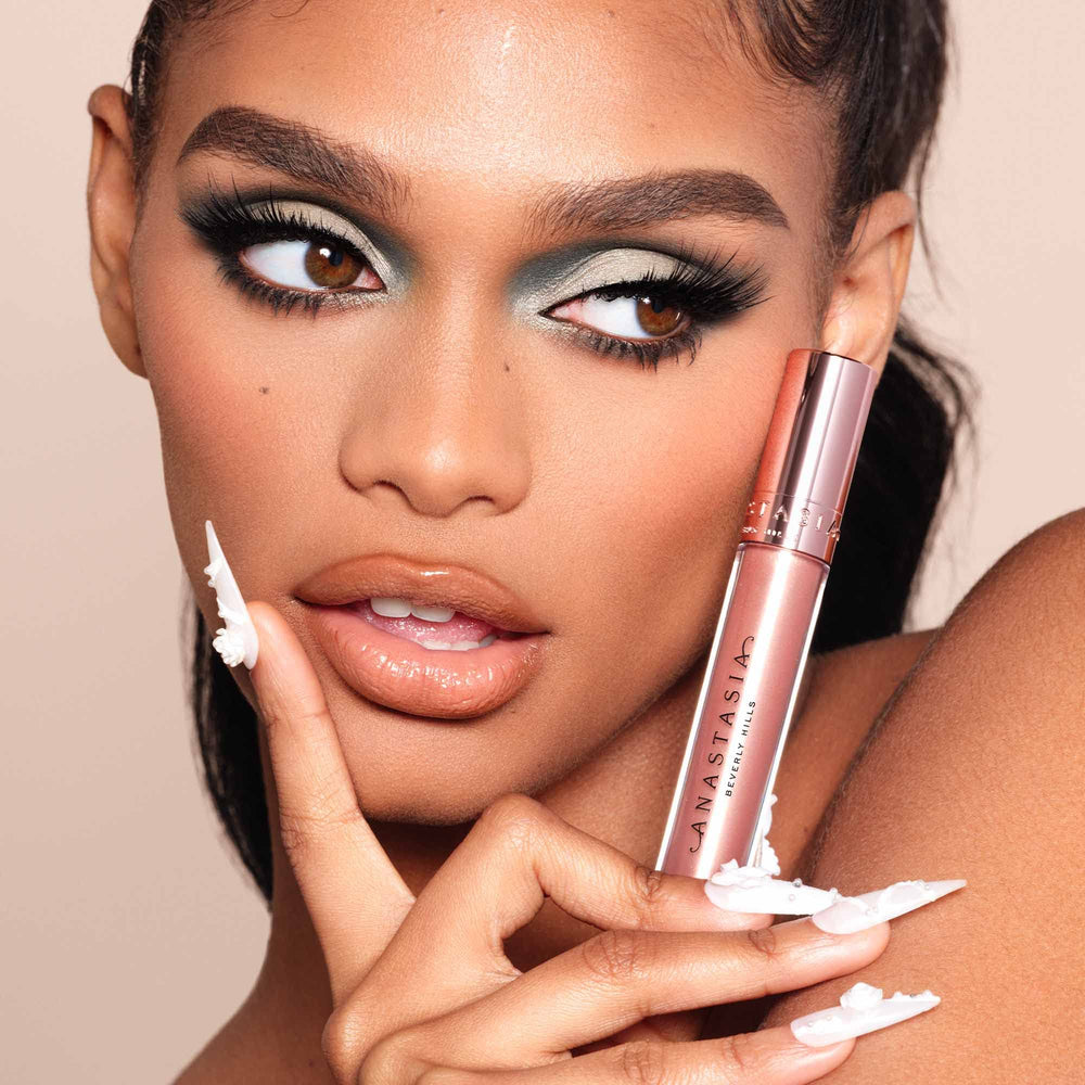 Anastasia Beverly Hills Sun Baked — texture légère adaptée à un usage quotidien.