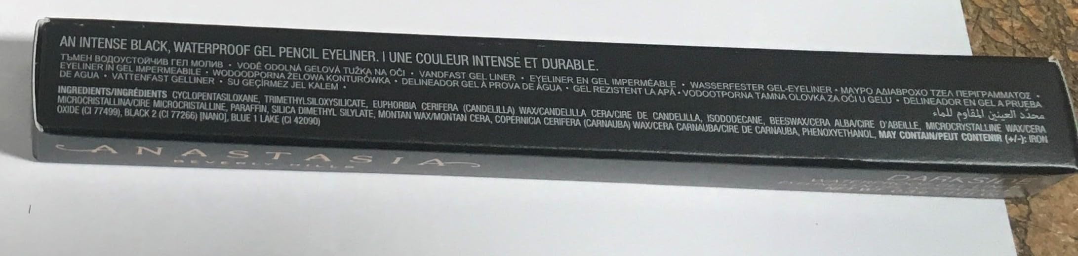 Anastasia Beverly Hills Darkside – swatch noir mat pour un look longue tenue.