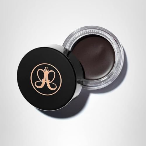 Emballage sophistiqué et compact, idéal pour retouches en déplacement.