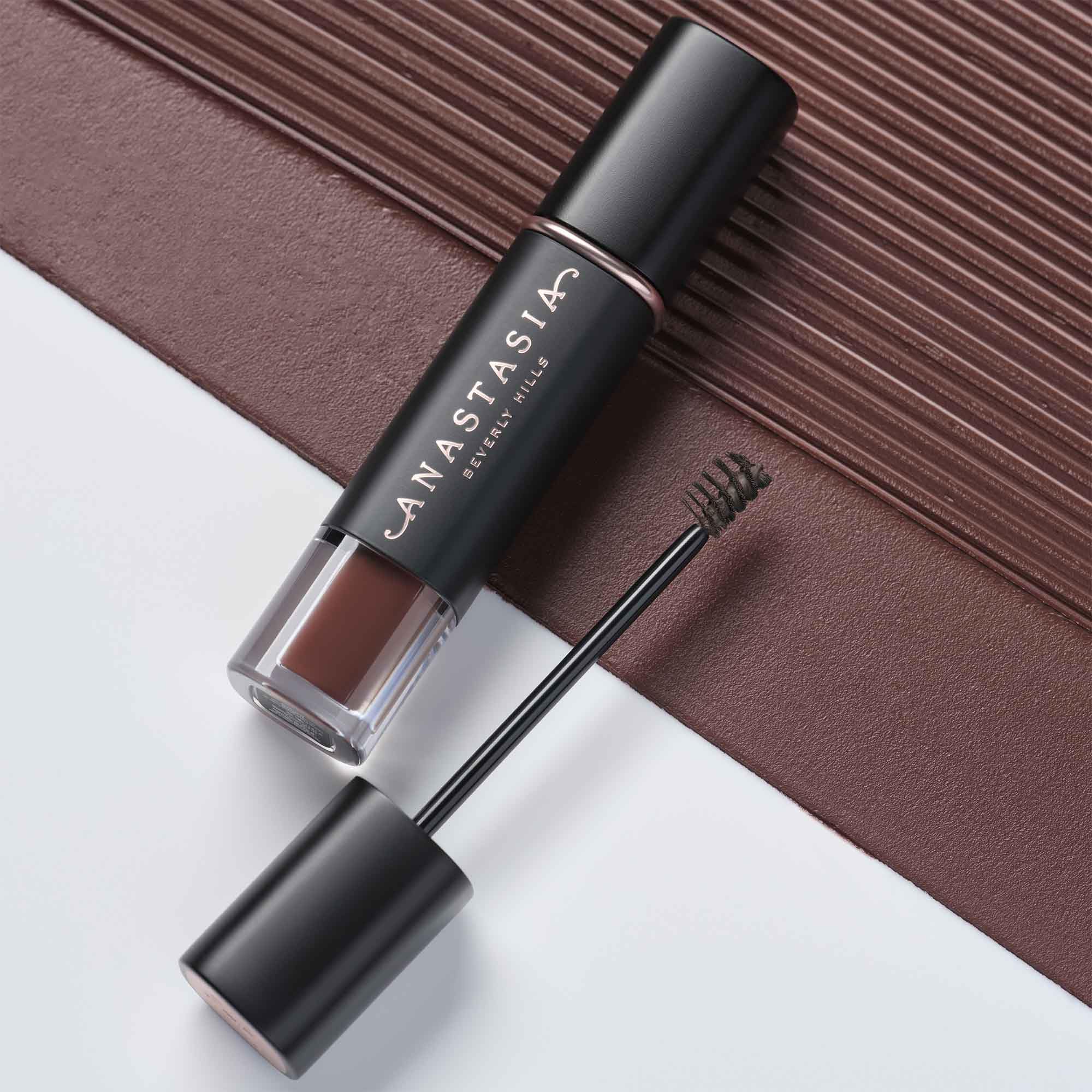 Anastasia Beverly Hills gel-teinté-sourcils, tenue longue durée après une courte application.