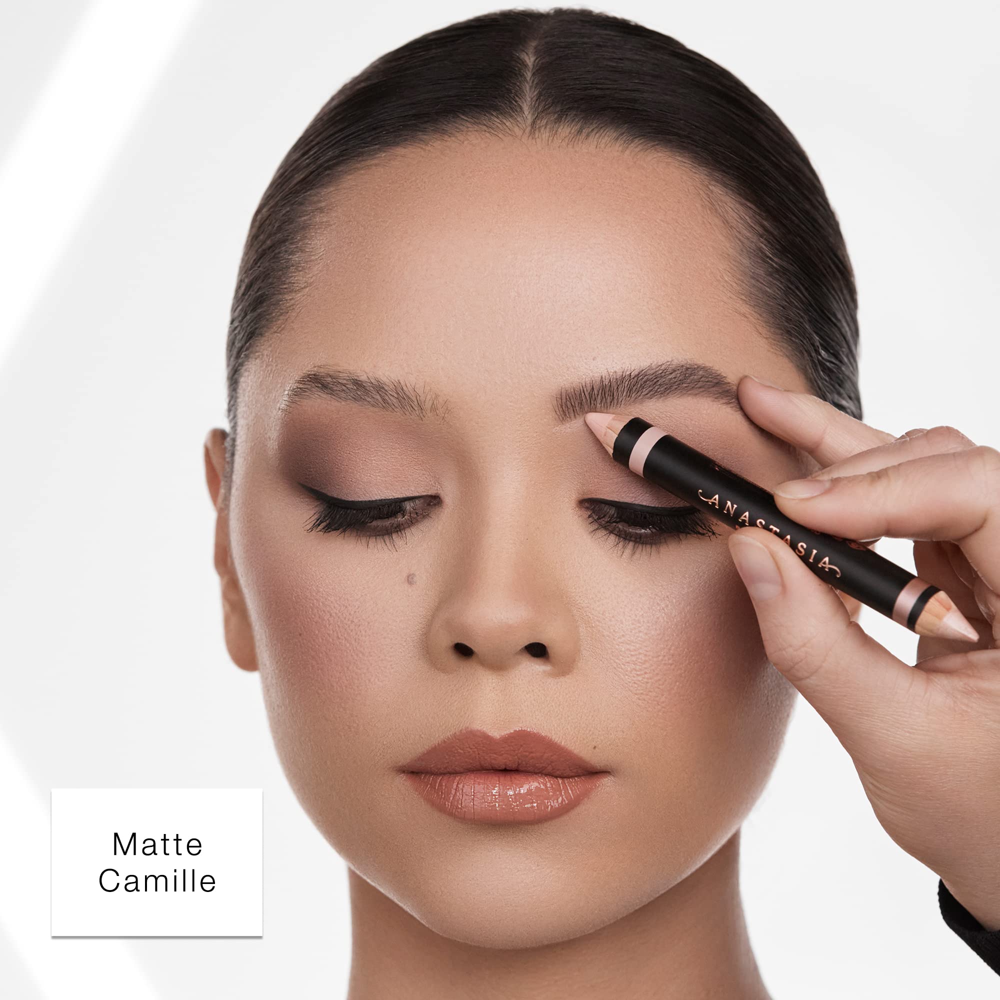 Anastasia Beverly Hills Crayon duo Camille/Sable éclat scintillant sur le haut des sourcils.