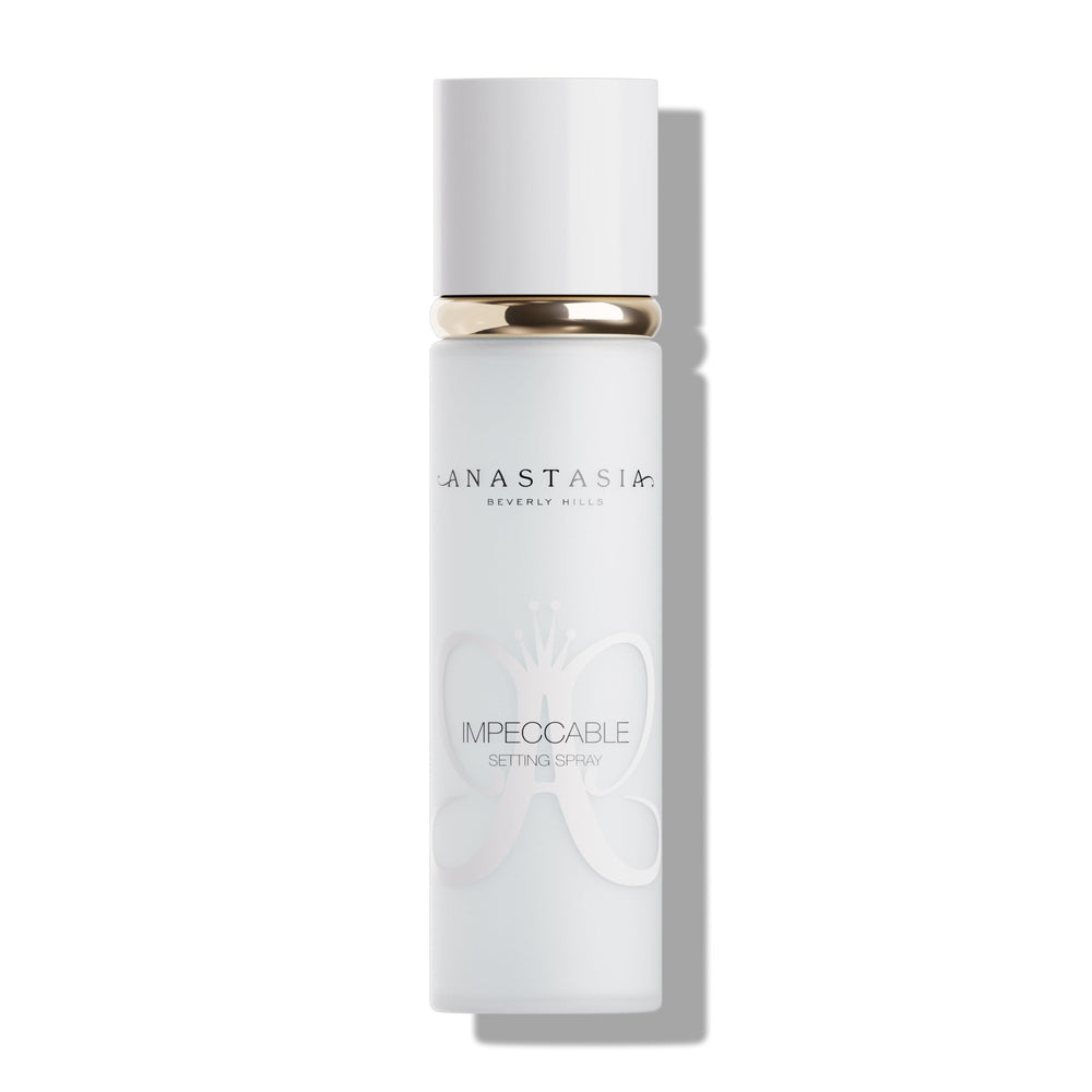 Anastasia Beverly Hills Impeccable Blurring Matte Setting Spray, utilisation en zigzag pour un fini sans brillances