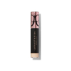 An Anastasia Beverly Hills Magic Touch Concealer, applicateur précis pour un tracé net et naturel.