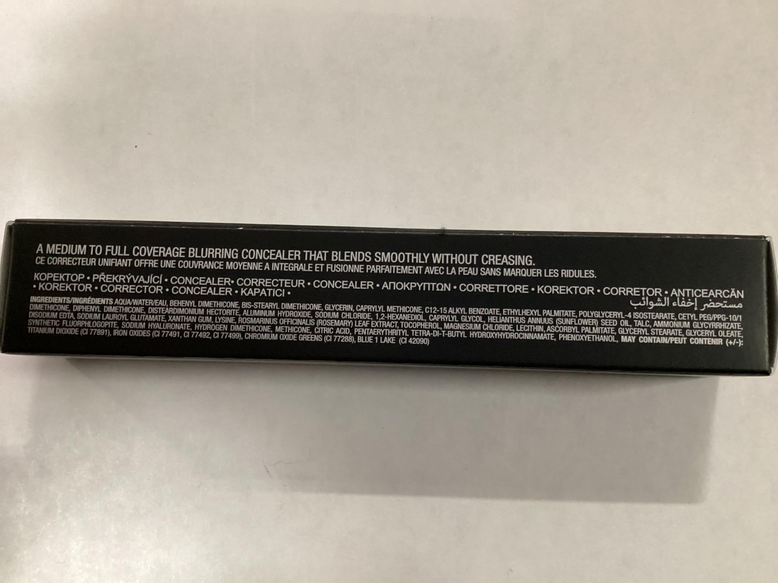 An Anastasia Beverly Hills Magic Touch Concealer, tenue longue durée et confort toute la journée.