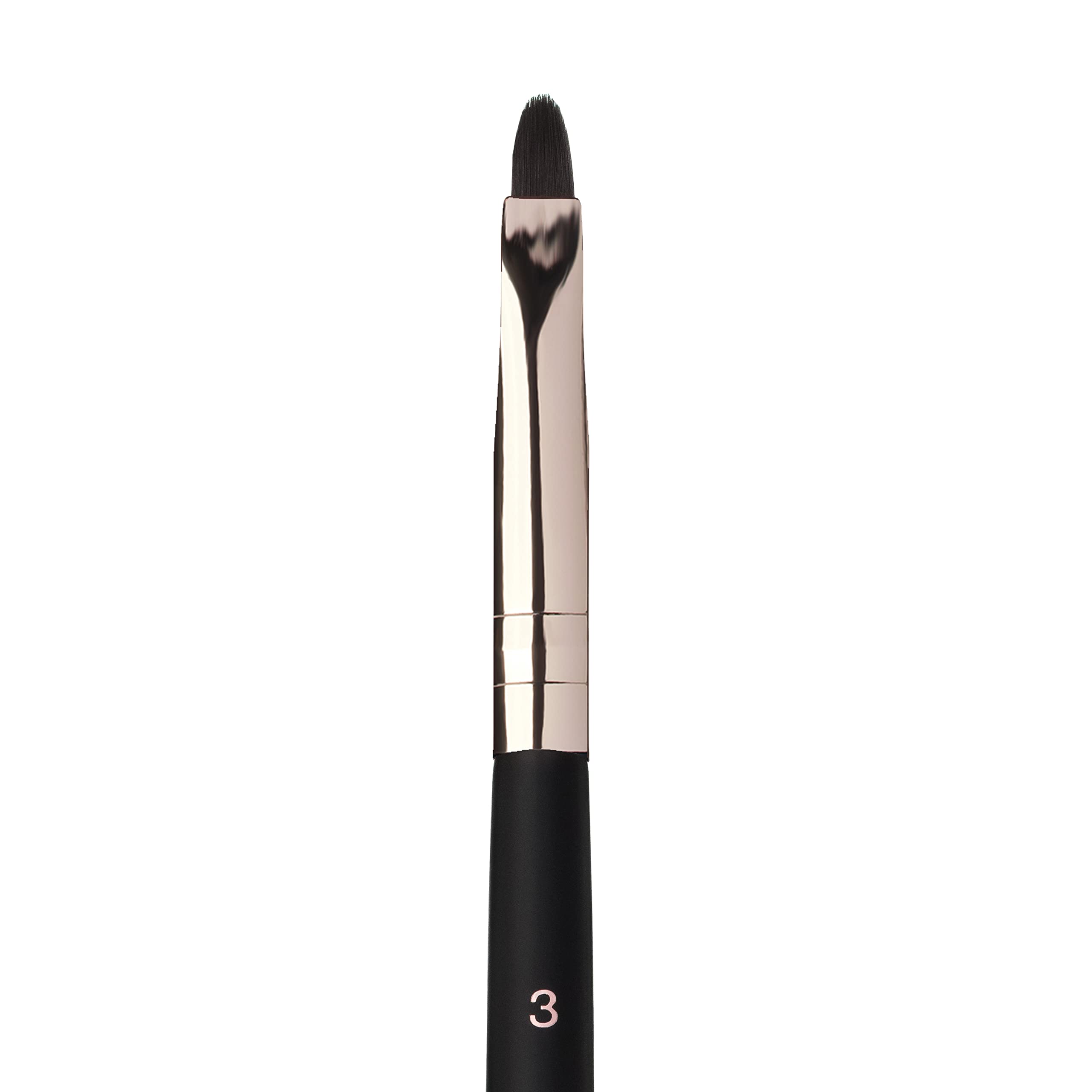 Pinceau n°3 d'Anastasia Beverly Hills pour une application précise des yeux.
