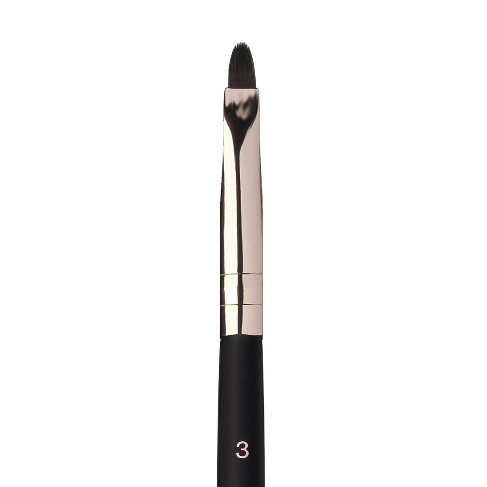Pinceau n°3 d'Anastasia Beverly Hills pour une application précise des yeux.