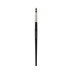 Pinceau n°3 d'Anastasia Beverly Hills pour une ligne conique précise.