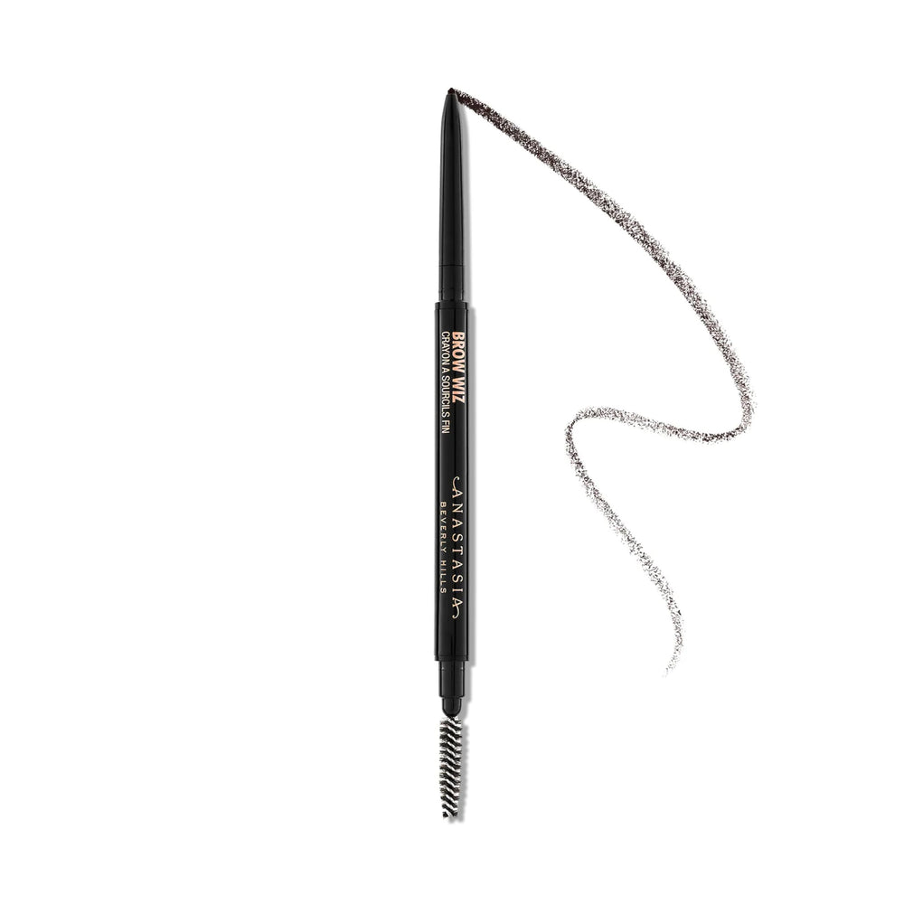 Brow Wiz d'Anastasia Beverly Hills trace fin pour un contour précis des sourcils.