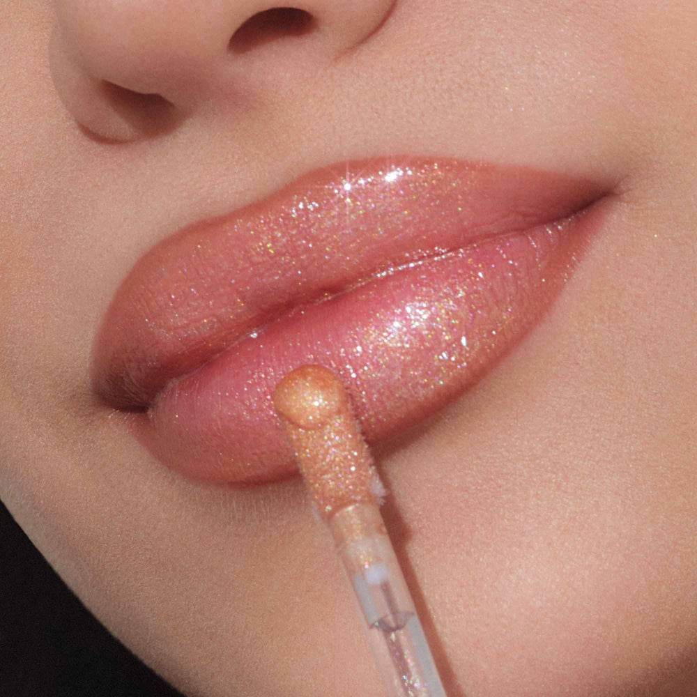 Application centre des lèvres avec le Lip Gloss Cotton Candy.