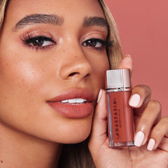 Anastasia Beverly Hills Lip Velvet Peach Amber, fini mat durable sans sensation collante sur les lèvres.