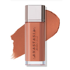Anastasia Beverly Hills Lip Velvet Peach Amber dans son tube, teinte éclatante et application facile.