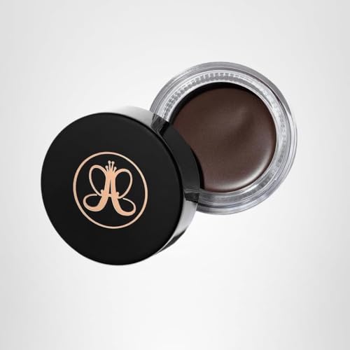Look sourcils définis et polis grâce à DIPBROW Chocolat.
