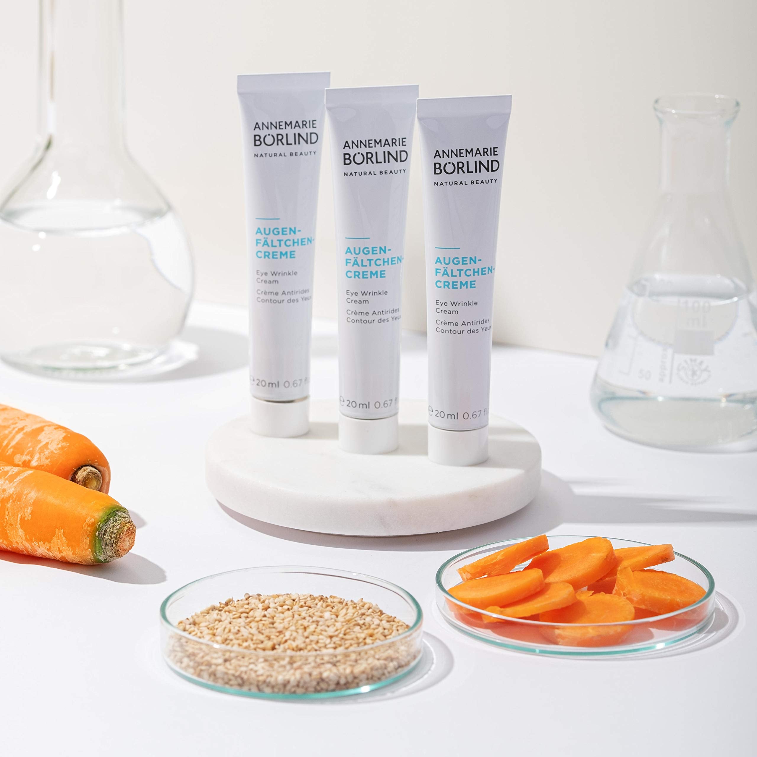 Application quotidienne avec massage léger pour une peau contour des yeux plus ferme.