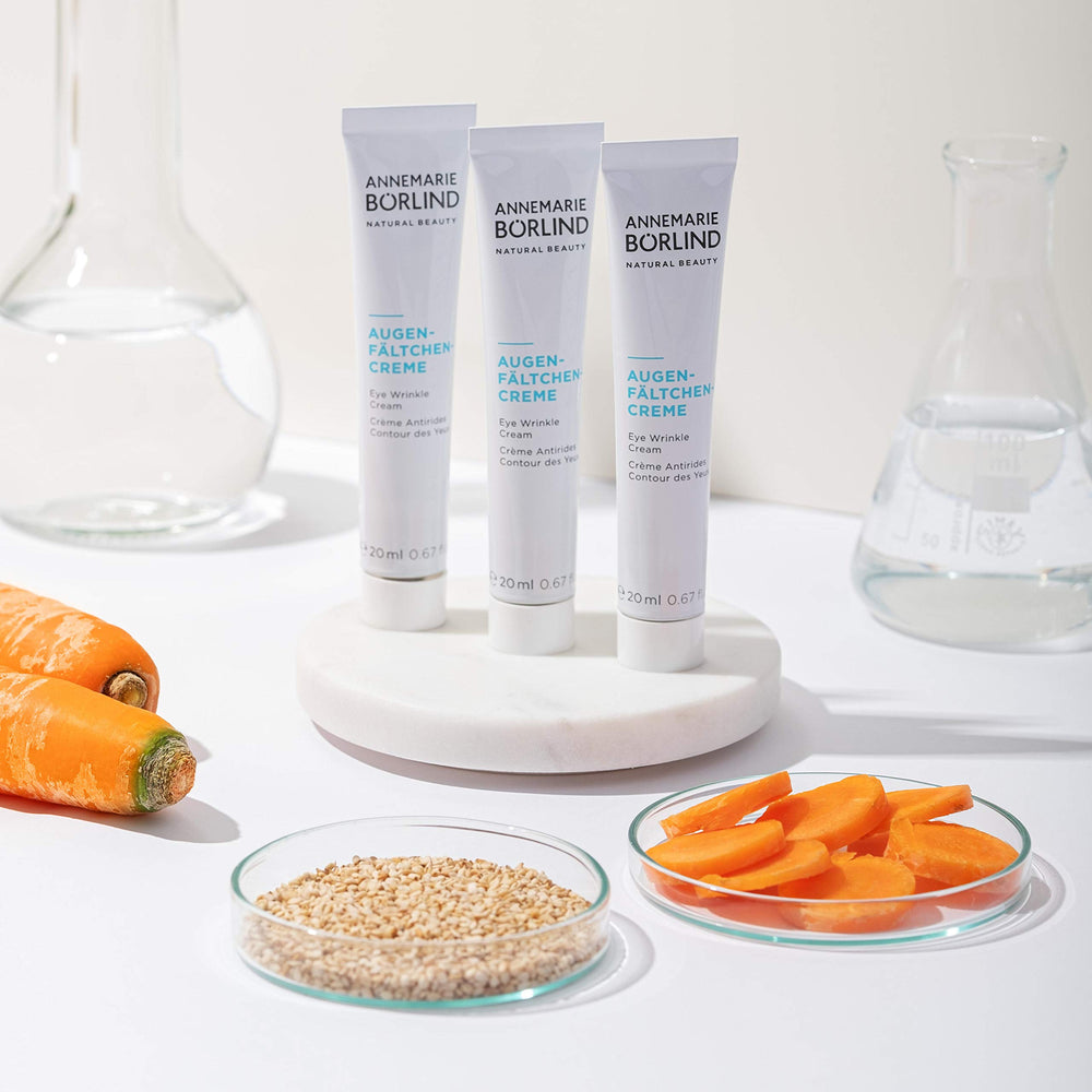 Application quotidienne avec massage léger pour une peau contour des yeux plus ferme.