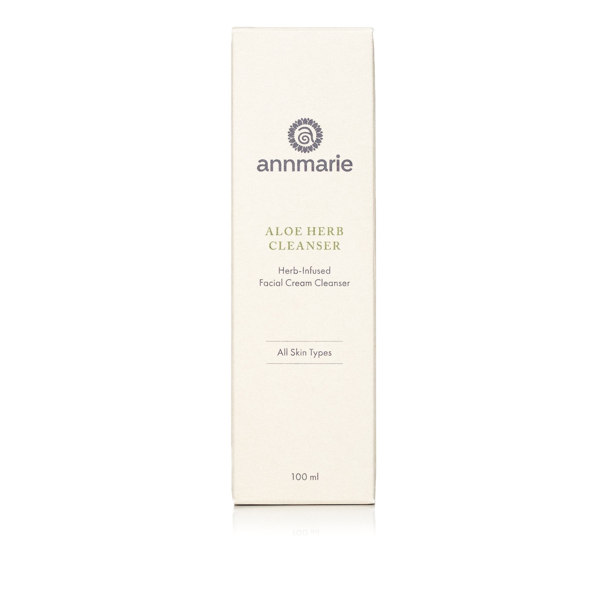 Texture crème douce du nettoyant Aloe Herb pour une peau hydratée.