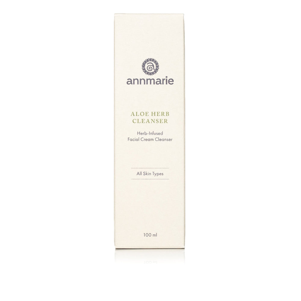 Texture crème douce du nettoyant Aloe Herb pour une peau hydratée.