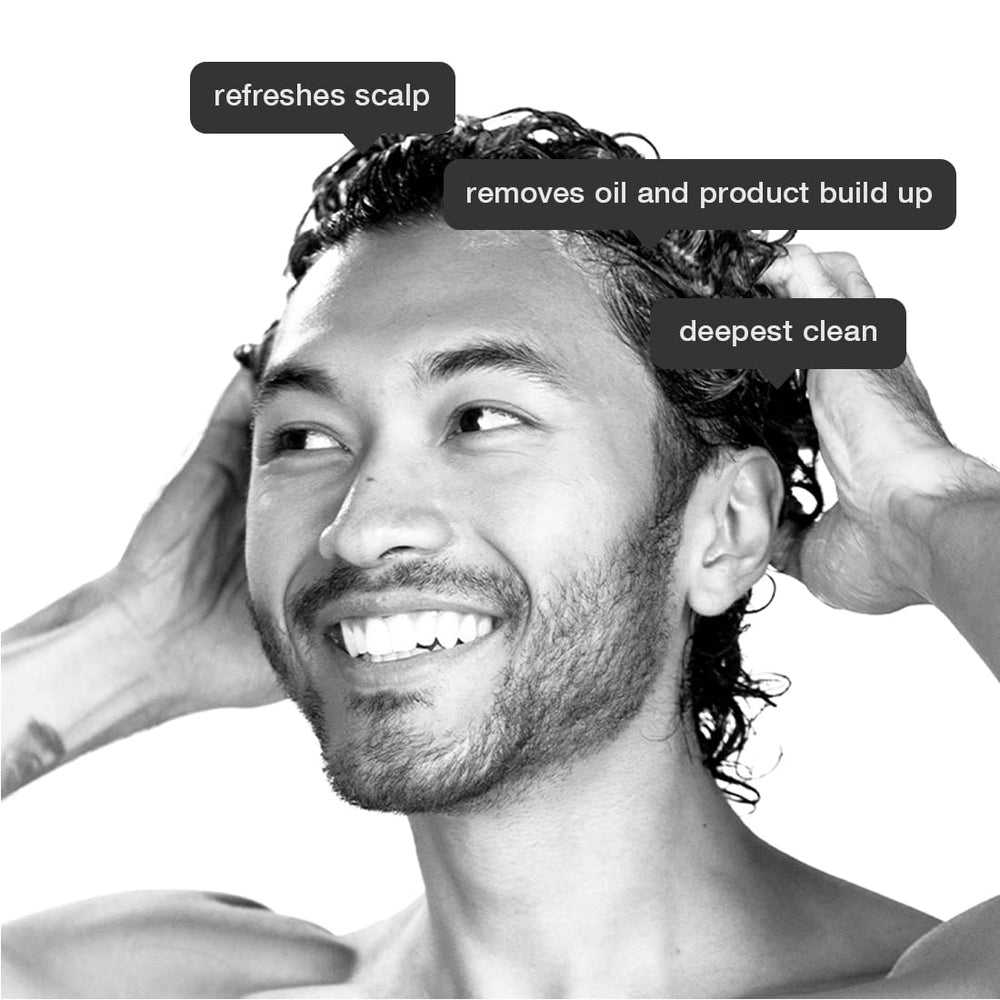 Anomaly shampooing clarifiant: massage du cuir chevelu pour une sensation de fraîcheur.